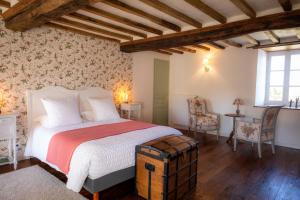 Postel nebo postele na pokoji v ubytování Au Manoir des Loges + 23 fotografií