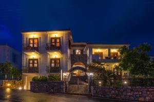 基帕尔森Hotel PARALIAKO Kyparissi的夜晚的白色房子,灯火通明