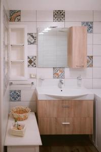 MODERN ELEGANCE SUITE B&B في Larino: حمام مع حوض ومرآة
