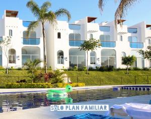 uma villa com piscina em frente a um edifício em Bonita Casa en Condominio con Alberca y Acceso al Lago em Tequesquitengo