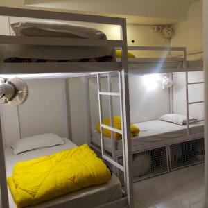 Двухъярусная кровать или двухъярусные кровати в номере Sprinklers