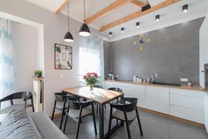 Posedenie v ubytovaní Apartamenty Na Szczycie z balkonem - Dream Apart