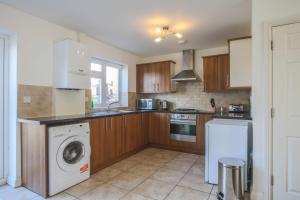 a kitchen with a washing machine and a washer at Vale House in Northfleet