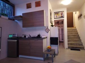 una cocina con fregadero y nevera y una escalera en La Casa di Ornella en Roma