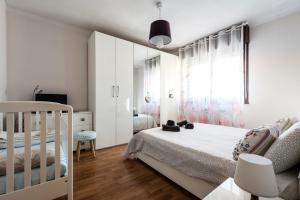 A bed or beds in a room at Hostly - Family Home Strada dell'Olio - Brand new 2BR, 2 Bathrooms with AC