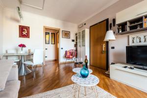 una sala de estar con una mesa con una copa de vino. en Hostly - Family Home Strada dell'Olio - Brand new 2BR, 2 Bathrooms with AC, en Cascina