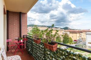Hostly - Family Home Strada dell'Olio - Brand new 2BR, 2 Bathrooms with AC tesisinde bir balkon veya teras