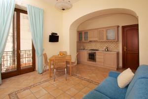 a living room with a blue couch and a table at Sine Tempore in Sorrento