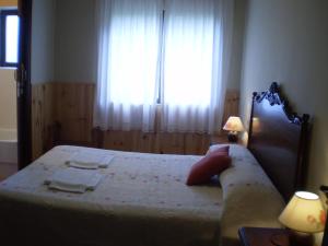Giường trong phòng chung tại Casa Rural Las Tuyas en Segovia
