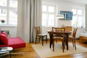 薩勒河畔瑙姆堡的住宿－Apartment Dompredigergasse，客厅设有餐桌和椅子