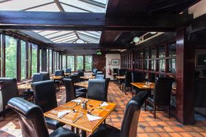 una sala da pranzo con tavoli, sedie e finestre di Europa Gatwick Hotel & Spa a Crawley