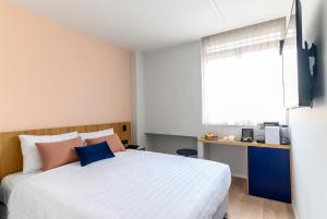 Postel nebo postele na pokoji v ubytování Artist Hotel - an Atlas Boutique Hotel