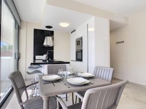 Η κουζίνα ή μικρή κουζίνα στο Antilia Terraces Apartment - 1809