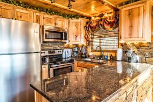 uma cozinha com armários de madeira e um frigorífico de aço inoxidável em #2160 Ooh Myy em Sevierville