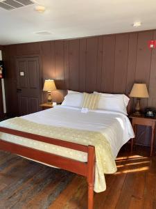 1 cama grande en un dormitorio con 2 lámparas en Shaker Village of Pleasant Hill, en Harrodsburg