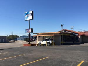 una gasolinera con un coche aparcado en un aparcamiento en Americas Best Value Inn Ozona en Ozona
