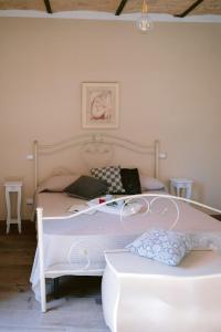 MODERN ELEGANCE SUITE B&B في Larino: غرفة نوم بسرير ابيض وطاولة