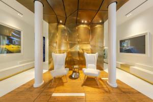 - deux chaises blanches et une table dans une pièce dans l'établissement Portugal Boutique Hotel, à Lisbonne