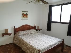 a bedroom with a bed and a window at Luminoso Departamento Mendoza in Mendoza