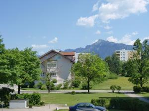 vistas a un parque con un edificio y un coche en Apartment W35, en Füssen