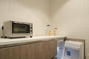 Aparthotel ParKHo في بوتنزا: وجود ميكروويف للجلوس على منضدة في المطبخ