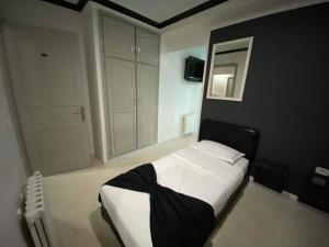 Hôtel le calife客房内的一张或多张床位