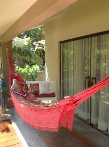 雅帕拉廷加的住宿－Recanto Ubuntu，客厅内的红色吊床