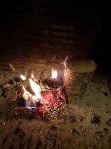 un incendie dans un four en briques avec des flammes dans l'établissement Alojamiento rural " Las Carmenes ", à Algar