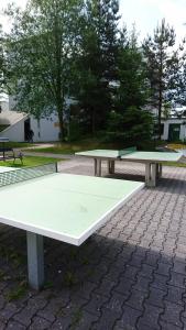 due tavoli da ping pong seduti su un terreno di mattoni di Graf's Apartment Sankt Englmar a Sankt Englmar