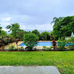 a swimming pool in the middle of a yard at Recanto do Luar in Pinhalzinho