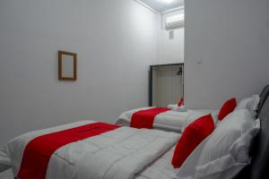 Postel nebo postele na pokoji v ubytování RedDoorz near Pasar Baru Mamuju