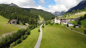 un petit village dans une vallée verdoyante avec des montagnes dans l'établissement Home in the Alps, à Racines