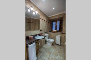 Un baño de Alojamiento Rural URGAIN I y II