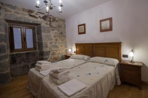 Un dormitorio con una cama con toallas. en Alojamiento Rural URGAIN I y II, en Lekunberri