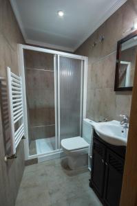 Un baño con ducha, inodoro y lavabo. en Alojamiento Rural URGAIN I y II, en Lekunberri