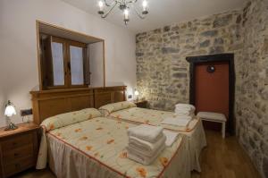 Cama o camas de una habitación en Alojamiento Rural URGAIN I y II