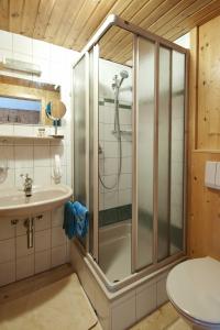 カルス・アム・グロースグロックナーにあるLandhaus Taurerのバスルーム(シャワー、シンク付)