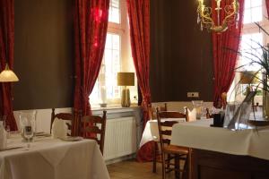 een eetkamer met 2 tafels en een raam bij Hotel & Restaurant Venner Moor in Senden