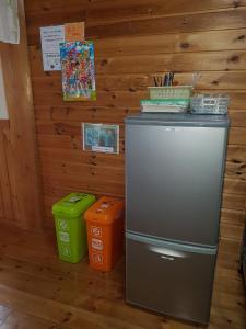 una nevera y dos cubos de basura en una habitación en Ryoshuku Lassi / Vacation STAY 47925, en Koga