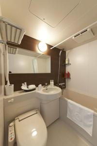 ein Bad mit einem WC und einem Waschbecken in der Unterkunft Hotel Sun Clover Koshigaya Station - Vacation STAY 55377 in Koshigaya