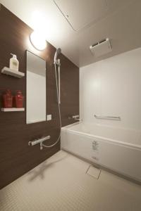 越谷市にあるHotel Sun Clover Koshigaya Station - Vacation STAY 55386のバスルーム(シャワー、バスタブ、鏡付) +15枚の写真