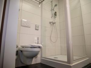 La salle de bains est pourvue d'une douche et de toilettes. dans l'établissement Hotel Hague Center, à La Haye