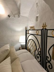 a bedroom with a bed and a white wall at Ponticelli B&B Boutique in Gravina in Puglia