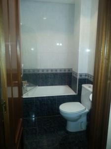 a bathroom with a tub and a toilet and a bath tub at Hotel Durtzi in Sobrón