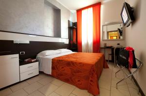 Un pat sau paturi într-o cameră la Hotel Ideale