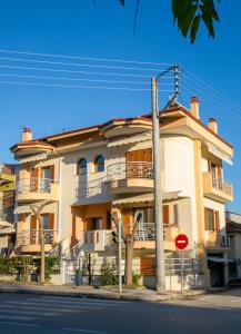 un bâtiment sur le côté d'une rue avec un panneau d'arrêt dans l'établissement Vier Luxury House, à Serres