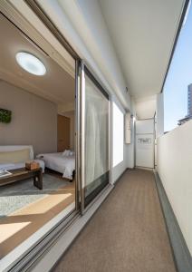 1 dormitorio con ventana grande y cama en Meet Me Umeda Nishi, en Osaka