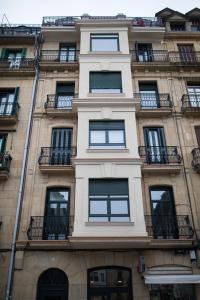 un edificio alto con ventanas y balcones. en Belgrano Beach & Oldtown by DLA, en San Sebastián