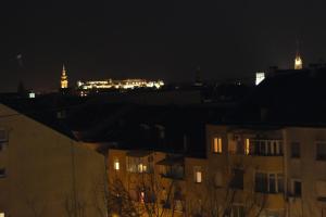- Vistas a la ciudad por la noche con luces en Two Kings apartment, en Novi Sad