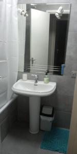 Apartment Grand Via في أليكانتي: حمام مع حوض ومرآة